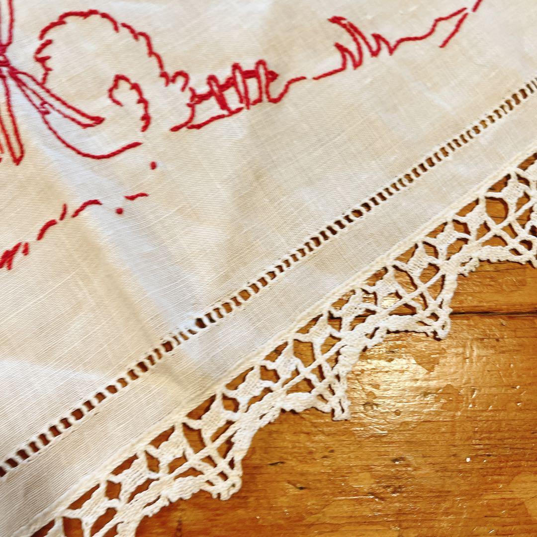 赤い刺繍が可愛いテーブルクロス